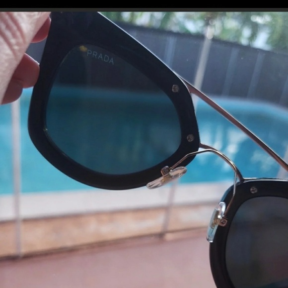Prada sunglasses - Picture 6 of 7